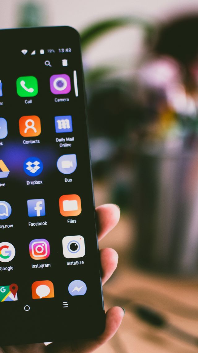 Persona usando una app en el teléfono